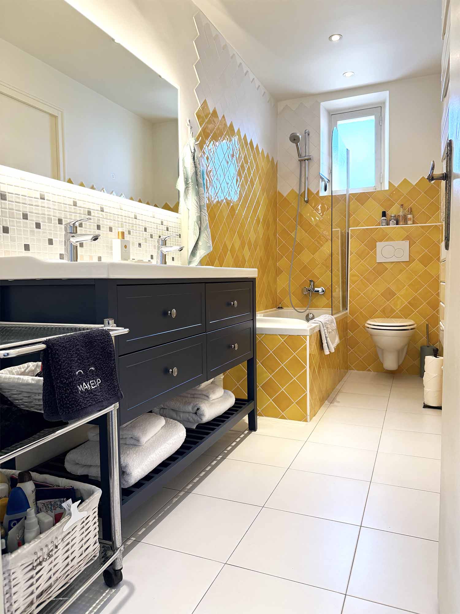 place de rêves Antibes bathroom with shower, tub, and towel warmer