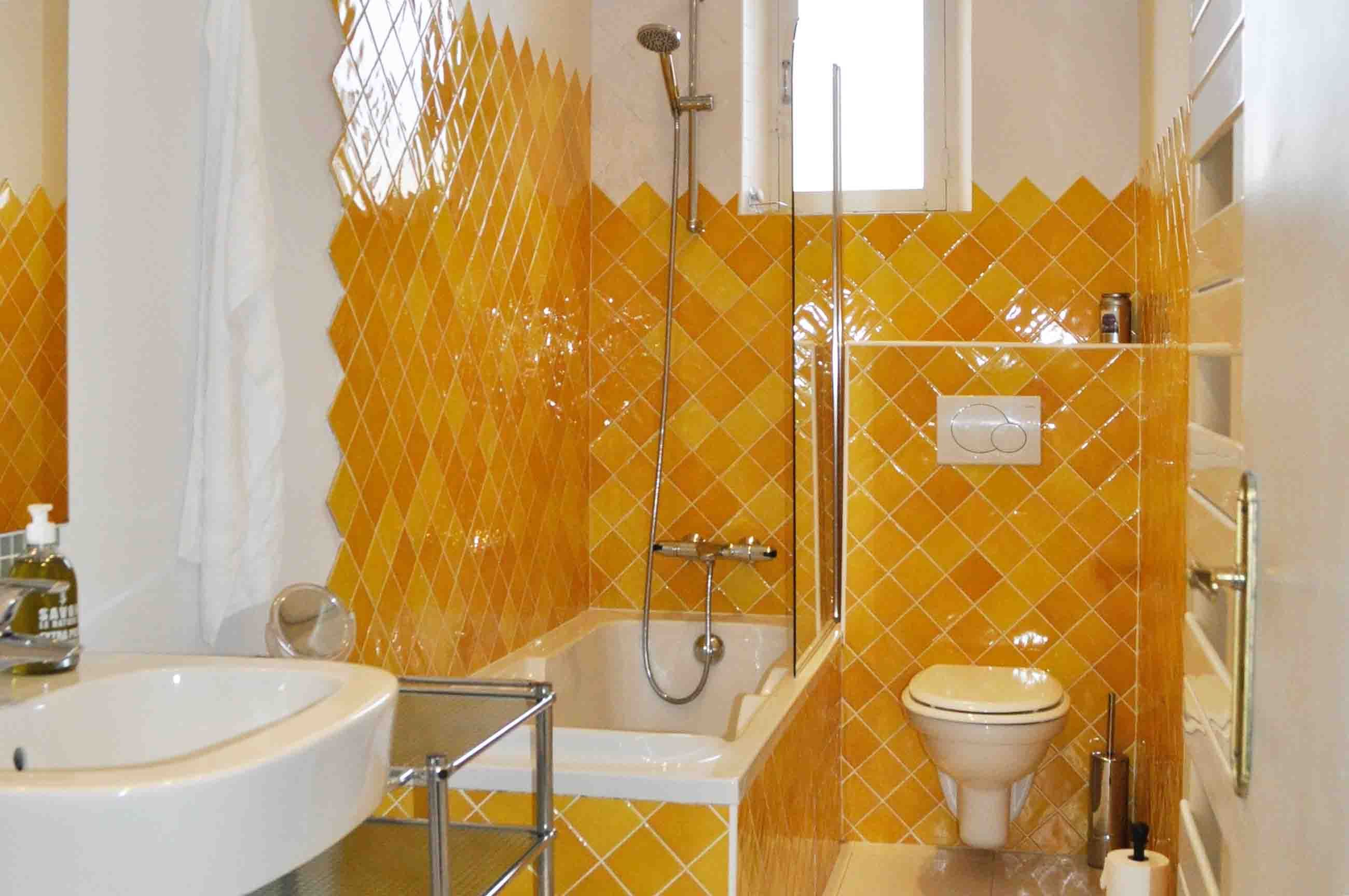 place de rêves Antibes bathroom with shower, tub, and towel warmer